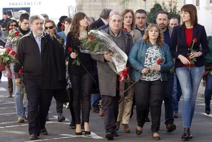 Idoia Mendia, con Iñaki Arriola y Jesús Eguiguren junto a la viuda y una de las hijas de Isaias Carrasco