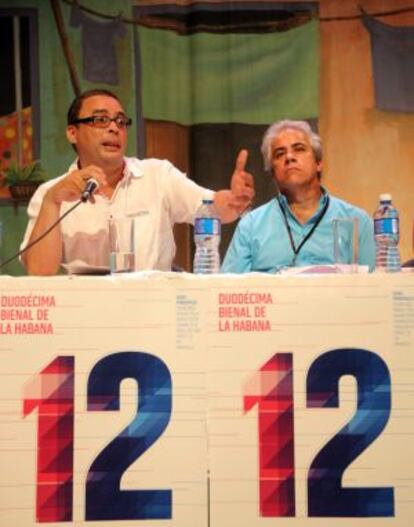 El presidente del comité organizador de la bienal de La Habana, Rubén del Valle (i), junto al director, Jorge Fernández (d), el sábado.