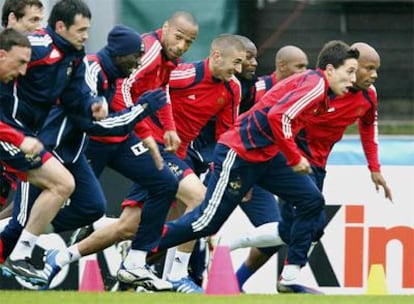 Los jugadores franceses aceleran en una carrera durante el entrenamiento de ayer.