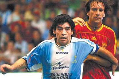 Maradona, en el partido de ayer contra España. Detras de él, Alfonso.