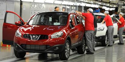 Trabajadores en la fábrica de automóviles de Nissan en Sunderland, en el norte de Inglaterra, el 24 de junio de 2010.