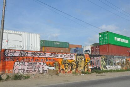 Contenedores con toneladas de comida putrefacta en Puerto Cabello, en el Estado de Carabobo.