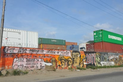 Contenedores con toneladas de comida putrefacta en Puerto Cabello, en el Estado de Carabobo.