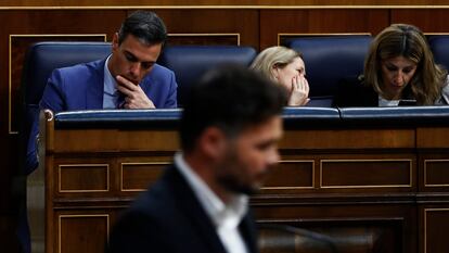 Gabriel Rufián (en primer término), portavoz de ERC en el Congreso, este jueves en el Congreso al pasar por delante de Pedro Sánchez, presidente del Gobierno, y las vicepresidentas Nadia Calviño y Yolanda Díaz.