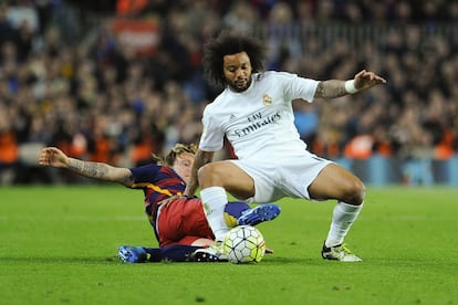 Ivan Rakitic, lucha por el balón con Marcelo durante el partido de fútbol entre Barcelona y Real Madrid.
