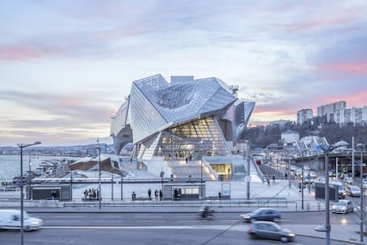 Situado sobre una península artificial en la confluencia de los ríos Ródano y Saona (localización movediza que exigió asentar la estructura sobre 536 pilotes a 30 metros de profundidad), el Museo de las Confluencias de la ciudad francesa de Lyon (www.museedesconfluences.fr) es obra del estudio austriaco Coop Himmelb(l)au (www.coop-himmelblau.at). Es la sede del museo de historia natural de la ciudad francesa. El edificio, de tres cuerpos ‒la base (entrada y restaurante), el cristal (biblioteca y salas) y la nube (espacios de exposición)‒, incorpora múltiples soluciones sostenibles como, por ejemplo, una instalación fotovoltaica en el techo. El museo se inauguró en diciembre de 2014.