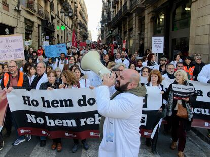 Manifestación de médicos, el pasado jueves en el centro de Barcelona, de camino al Parlament.