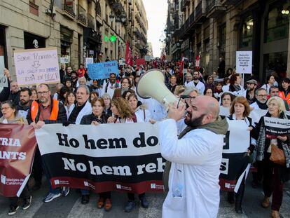 Manifestación de médicos, el pasado jueves en el centro de Barcelona, de camino al Parlament.