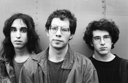 Dinosaur Jr. en 1987, en Bélgica. Desde la izquierda, J Mascis, Lou Barlow y Murph.