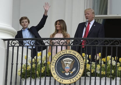 Barron, el hijo menor de Trump, saluda desde la Casa Blanca junto a sus padres.