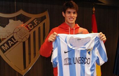 Piazon posa con la el&aacute;stica del M&aacute;laga.