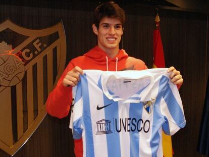 Piazon posa con la el&aacute;stica del M&aacute;laga.