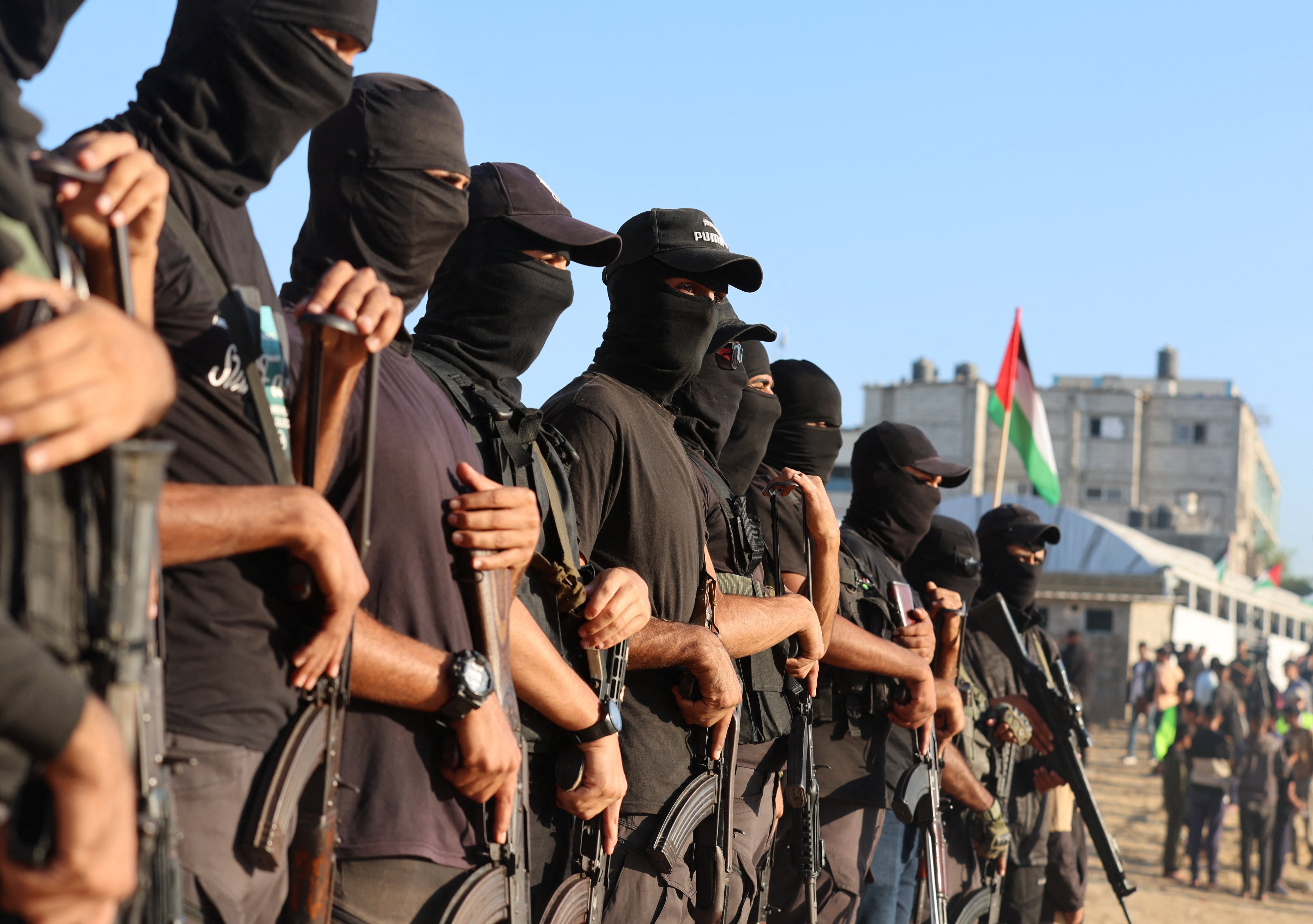 Los presos palestinos que serán puestos en libertad, ya a bordo de los autobuses que los van a trasladar
