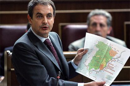 El presidente, José Luis Rodríguez Zapatero, muestra un mapa sobre la sequía durante la sesión de control.