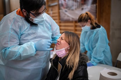 Una joven se somete a un test de antígenos en la Universidad de Alcalá de Henares (Madrid), a finales de enero.