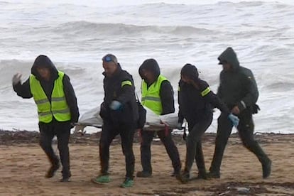 Captura de televisión donde se muestra el traslado del cadáver hallado en una playa de Caldes d'Estrac (Barcelona) de un hombre de 70 años que había desaparecido en Arenys de Munt (Barcelona).