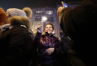 Una dona celebra l'Any Nou a la ciutat bosniana de Sarajevo.