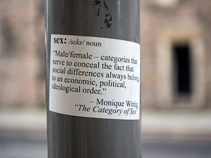 Una cita extraída de La categoría de sexo, de Monique Wittig, pegada en una farola en Edimburgo.