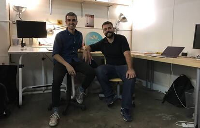 Ferran Torras (izquierda) en su estudio junto a Christian Poch, su responsable de m&aacute;rketing.