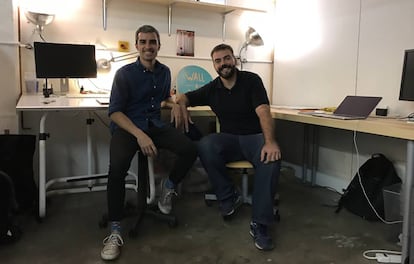Ferran Torras (izquierda) en su estudio junto a Christian Poch, su responsable de márketing.