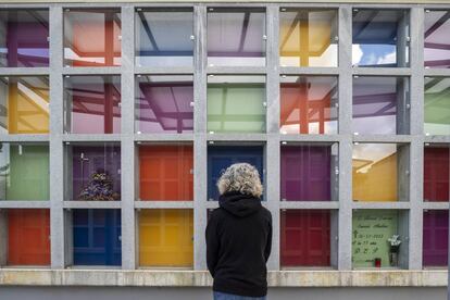 Nichos de colores del camposanto de Dumbría (A Coruña), de la arquitecta Rosana Pichel.