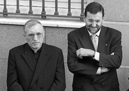 El cardenal Antonio Mar&iacute;a Rouco y Mariano Rajoy, cuando este era ministro de Educaci&oacute;n, en 1999.