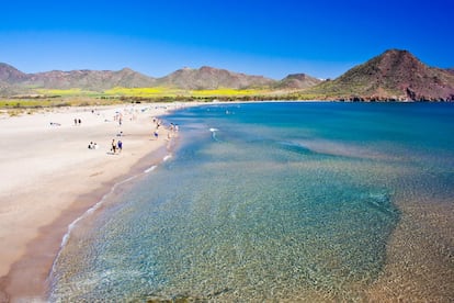 El parque natural Cabo de Gata es un complejo volcánico con formaciones rocosas interesantes al que se le suman edificios de diferentes épocas que dan cuenta del paso del hombre por esta zona. Desde construcciones dieciochescas, como castillos o pueblos en los que las fiebres mineras del siglo XIX dejaron su huella, hasta molinos de harina ya del XX. La belleza del cabo de Gata está en tierra, pero sobre todo está en el mar, en sus 50 kilómetros de costa salvaje (en la foto, la playa de los Genoveses) que invitan a navegar y bucear para apreciar realmente la peculiar línea costera y sus fondos marinos, donde la posidonia da cobijo a moluscos, erizos, morenas y meros.