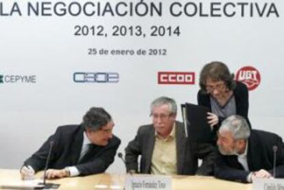 Juan Rosell (CEOE), Ignacio Fernádez Toxo (CC OO) y Cándido Méndez (UGT) durante la firma del convenio.