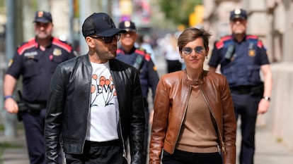 El exfutbolista Dani Alves junto a su abogada Inés Guardiola a su salida de la Audiencia de Barcelona tras cumplir con la comparecencia semanal que le impuso el tribunal para dejarlo en libertad provisional tras su condena por violación, el pasado 5 de abril.