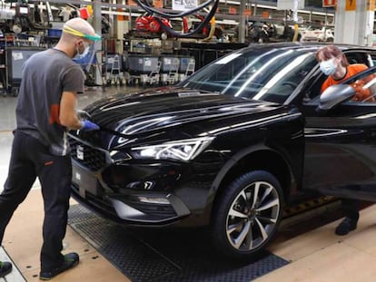 Dos trabajadores en la planta de Seat en Martorell (Barcelona).