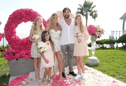 Denise Richards y sus tres hijas durante su boda con Aaron Phypers, en septiembre de 2018
