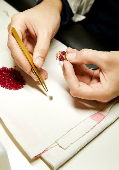 Artesano trabajando en la técnica del engaste misterioso en el taller de alta joyería de Van Cleef & Arpels, en plaza Vendôme, en París.