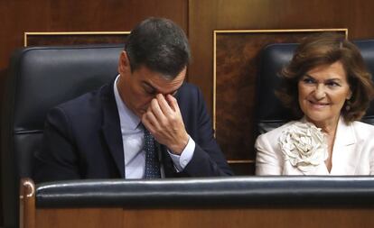 Pedro Sánchez junto a Carmen Calvo, durante la segunda sesión del debate de investidura en el Congreso. 