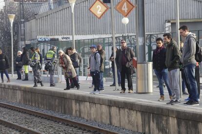 Passatgers esperen a l'andana el proper tren.