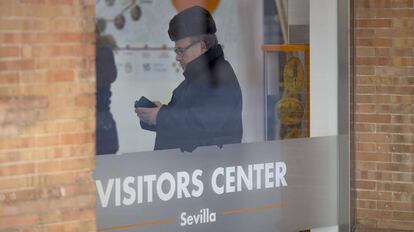 Un hombre en un centro de información turística, en Sevilla.