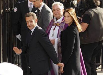 Sarkozy y su esposa, Carla Bruni, llegan a la catedral de París para asistir a un acto funerario ayer.