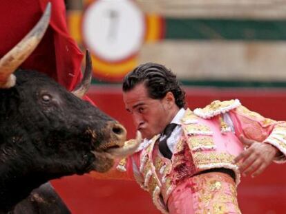 Iv&aacute;n Fandi&ntilde;o, durante su faena al primer toro.