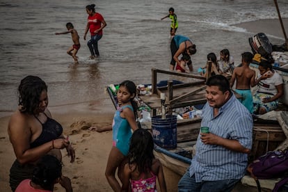 Familias en la playa Tlacopanocha, en Acapulco, este viernes.