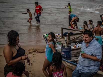 Familias en la playa Tlacopanocha, en Acapulco, este viernes.