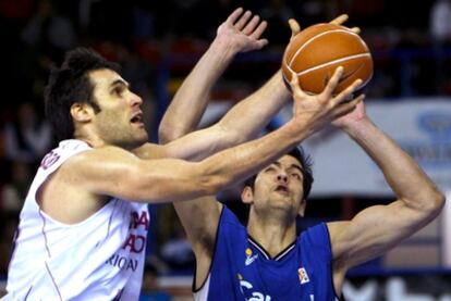 San Emeterio entra a canasata durante un partido de la ACB.