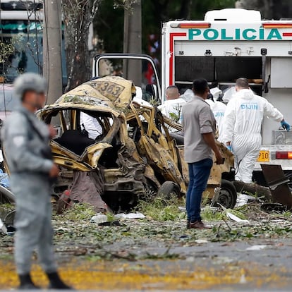 FOTODELDÍA AME2508. CALI (COLOMBIA), 21/08/2025.- Integrantes de la Dirección de Investigación Criminal e Interpol (DIJIN) inspeccionan un vehículo afectado tras una explosión en inmediaciones de la Escuela Militar de Aviación Marco Fidel Suárez este jueves, en Cali (Colombia). Al menos cinco personas murieron y 36 resultaron heridas por un atentado perpetrado con un camión bomba. EFE/ Ernesto Guzmán Jr