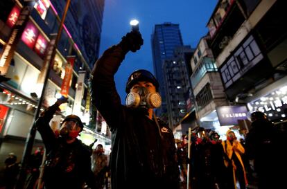 La categoría de fotografía editorial 'Breaking News Photography', ha sido para el equipo de fotógrafos de la agencia Reuters por su cobertura de las protestas de Hong Kong. Es el octavo Pulitzer que recibe la agencia desde 2008 y el quinto en los últimos tres años. En la imagen, un grupo de manifestantes apuntan sus linternas hacia la policía mientras son perseguidos por las calles de Hong Kong, el 25 de agosto de 2019.