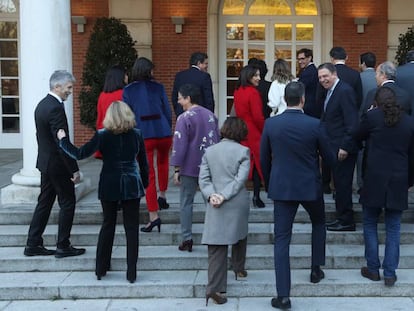 El presidente del Gobierno y los nuevos ministros entran en el Palacio de La Moncloa tras la foto de familia.