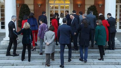 El presidente del Gobierno y los nuevos ministros entran en el Palacio de La Moncloa tras la foto de familia.