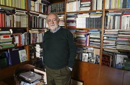 El helenista Carlos García Gual posa en la biblioteca de su casa en Madrid en 2019.