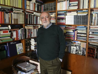 El helenista Carlos García Gual posa en la biblioteca de su casa en Madrid en 2019.