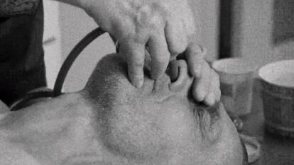 Un metge enfilat en una cadira aplica una sonda nasal a un presoner que fa tres dies que no vol menjar a 'Titituc Follies', de Frederick Wiseman.