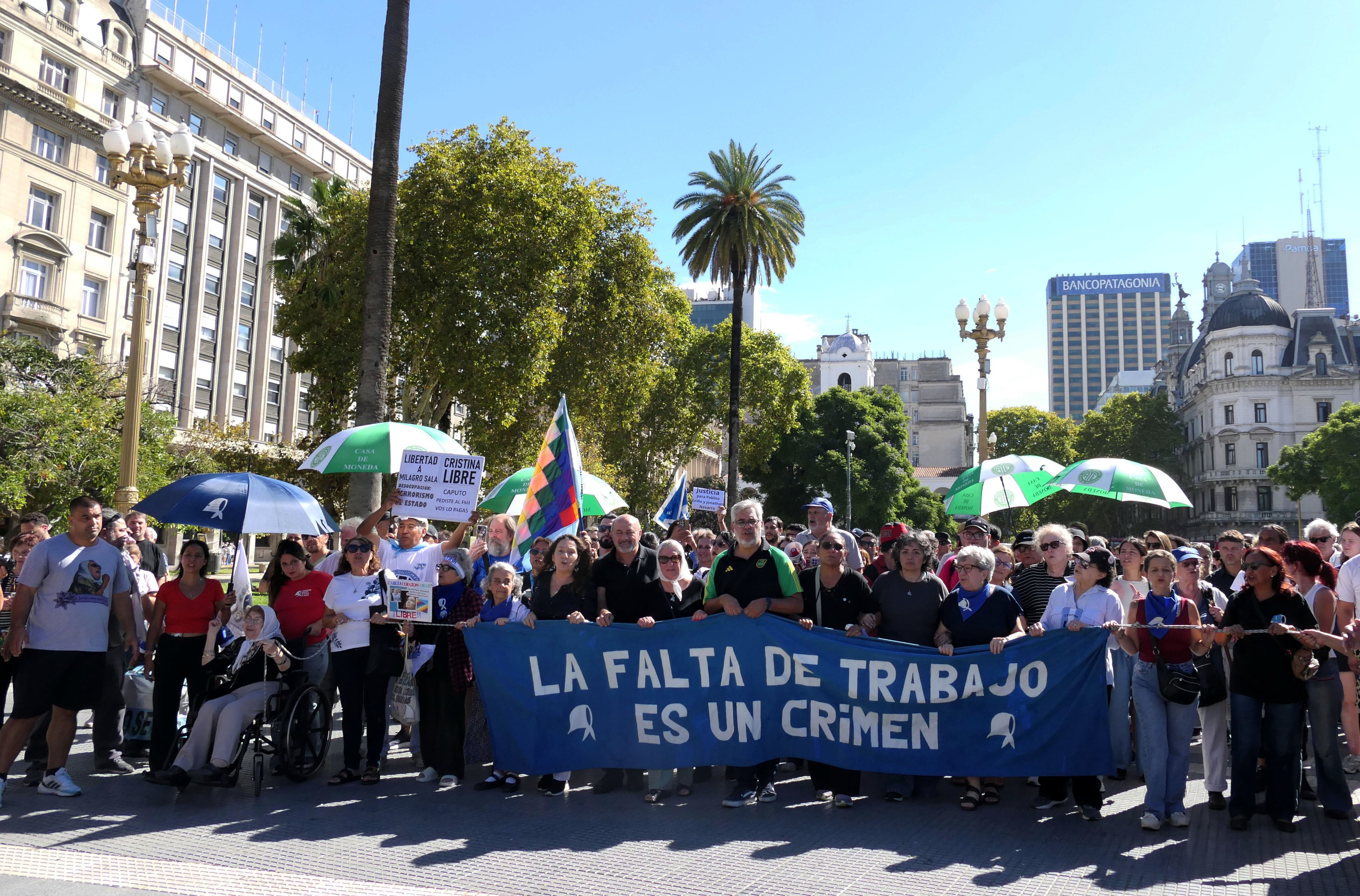 La marcha avanza por la Plaza de Mayo, en Buenos Aires.