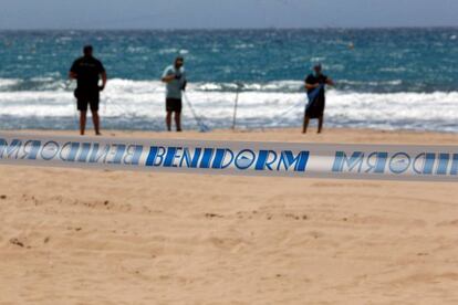 Las playas de Benidorm, de las más emblemáticas del Mediterráneo español, reabrirá el lunes parcelada con cuerdas para asegurar el distanciamiento social.