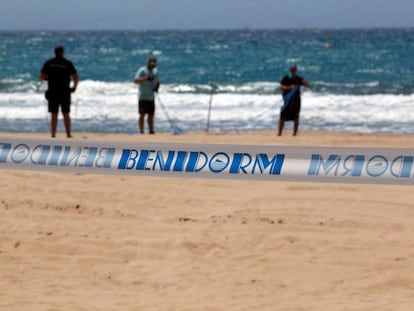 Las playas de Benidorm, de las más emblemáticas del Mediterráneo español, reabrirá el lunes parcelada con cuerdas para asegurar el distanciamiento social.